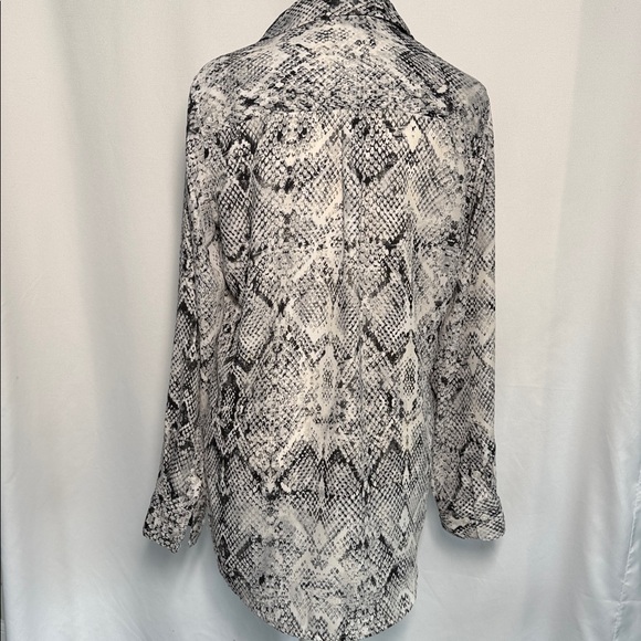 ❤️3/$30 Zac & Rachel Women's Snake Print Button Up Blouse - Picture 4 of 7